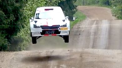 Vážná nehoda na Rally Aukštaitija 2026 v Litvě: Polská posádka po nezvládnutém skoku totálně zničila vůz