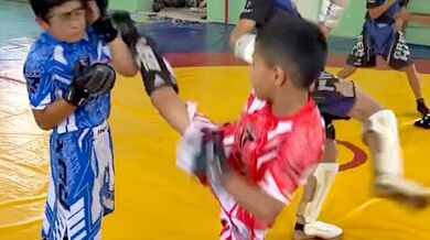 Mladý talentovaný bojovník MMA s brýlemi