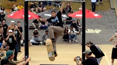 Obří skok na skateboardu