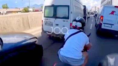 Řidič dodávky otevřel dveře přímo před projíždějícím motorkářem, ten skončil v nemocnici