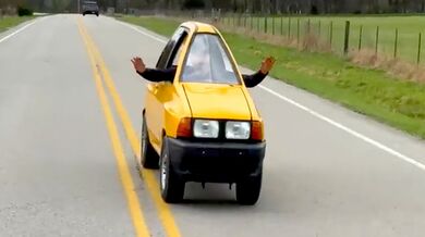 Tyler Bell vyrobil nejužší auto na světě, se kterým vyjel do ulic Nashvillu
