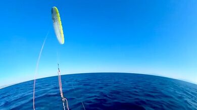 Hrdinská záchrana v Řecku: Kitesurfař zachránil otce s dcerou, které proud odnesl daleko na moře