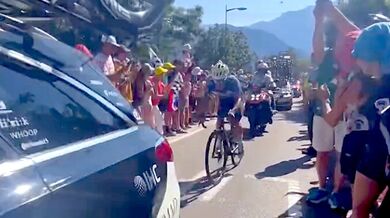Nečekané zastavení kolony během cyklistického závodu