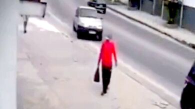 Těsný únik v Riu: Chodec na chodníku o centimetry unikl srážce s neovládaným autem